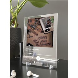 вышел покурить - она не знает - постер Spotify