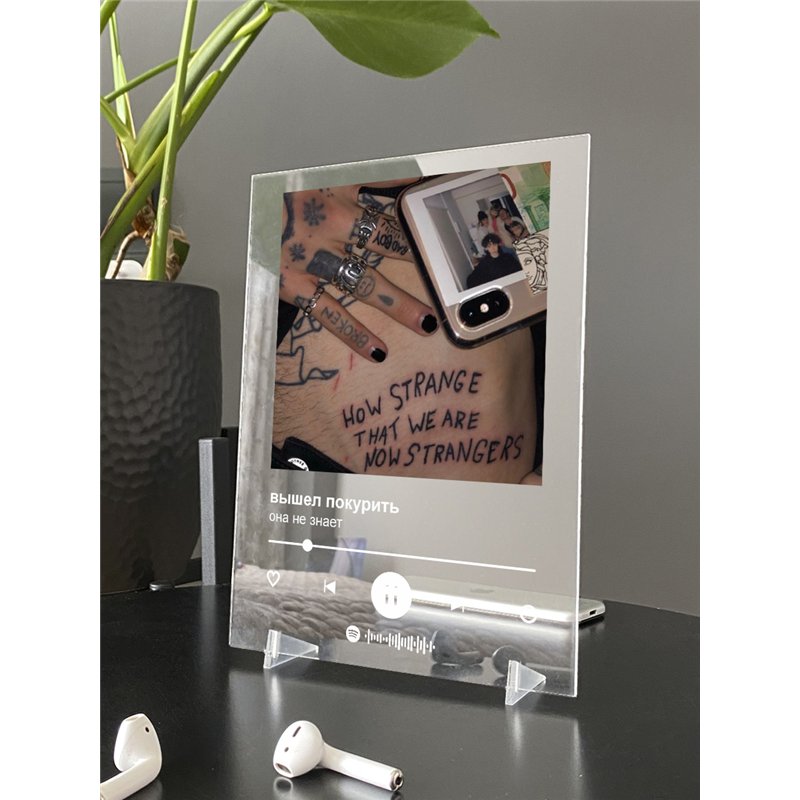 вышел покурить - она не знает - постер Spotify