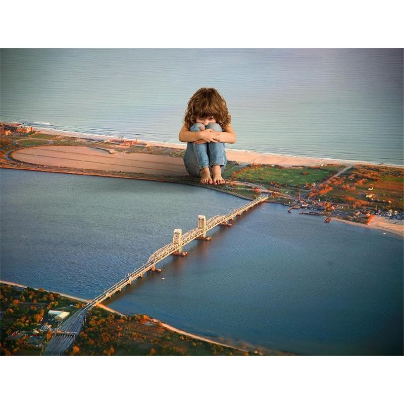 Одинокая девочка на берегу - Фотообои Креатив