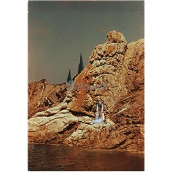 Сюрреалистическая кровать в скалах Куллеро