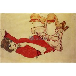 Женщина в красной блузке с поднятыми коленями