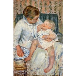 Мать, умывающая сонного ребенка